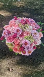 Bloemstuk Allerheiligen in roze tinten
