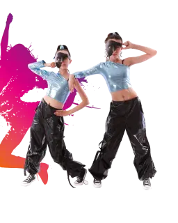 Deux jeunes filles habillées en tenues de danse ou de pop culture futuriste, portant des masques noirs, des hauts en plastique argenté, des pantalons en plastique noir, et des baskets, posant de maniè