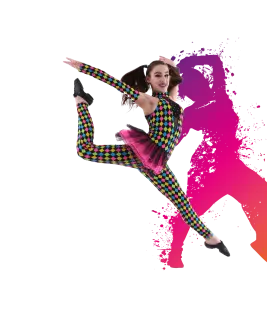 Une jeune femme danse en costume coloré avec un motif de losanges, sautant avec une posture acrobatique, souriant et avec des cheveux en queue de cheval, en arrière-plan un effet de peinture rose et v