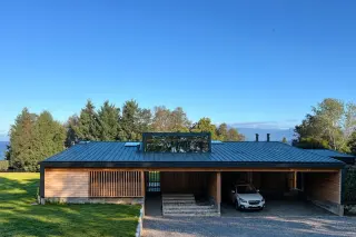 Casa Almares, Lago Ranco — fachada de acceso con cubierta metálica