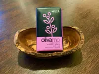 Individuelle, rustikale Seifenschale aus Olivenholz mit OLIVA Olivenölseife mit Lavendel aus Kreta