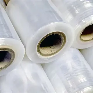 Rotoli di plastica trasparente per imballaggio, per protezione merci, colonna.