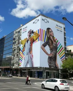 Empena publicitária da campanha NOS aplicada em edifício de gaveto em Lisboa