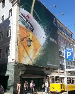 Lona publicitária Heineken da Final da Champions Lisboa 2014 instalada em fachada no Largo de Camões