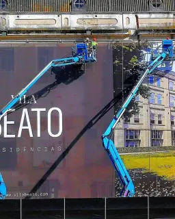 Equipa da DecorTeam a instalar a lona do empreendimento Vila Beato Residências com plataformas elevatórias