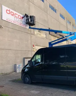 Instalação do reclamo exterior da DecorTeam na fachada das instalações em Carnaxide