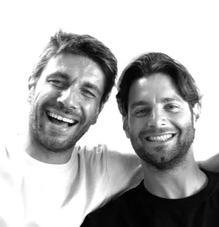 Une photo de Julien et Mathieu en train de sourire.