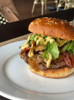 Hamburguesa Puerto Colono – hamburguesa de la casa en Bar y Restaurante en Puerto Varas