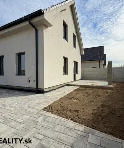 SKOLAUDOVANÉ! Samostatne stojaci 4 izb. rodinný dom s úžitkovou plochou 120,3m² v obci Kalinkovo