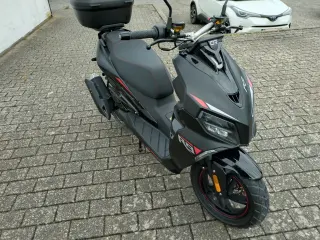 MOTO CR R9 SP 4T EFI 30 KM/T .. ÅRG 2026 . KM 107 . PRIS 18.900,-