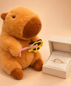 Kit Pedido de Namoro com Capivara de Pelúcia 23cm e Anel Solitário Banhado a Ouro 18K