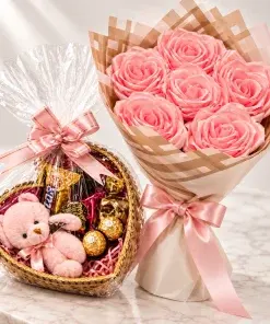 Buquê de Rosas de Cetim Rosa com 6 Pétalas + Cesta Coração com Bombons