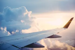 Ala de avión sobre nubes al atardecer