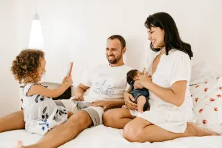 Familia compartiendo un momento cotidiano en casa