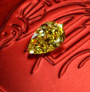 Vivid yellow diamond sq