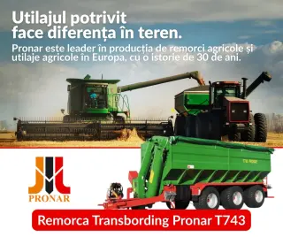 Remorcă de transbordare Pronar T743 pentru agricultură, alături de combină și tractor în timpul lucrărilor pe câmp.