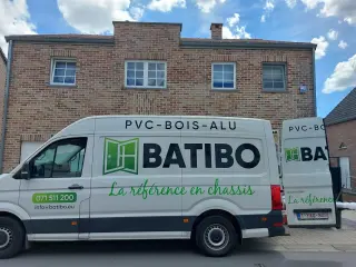 Une camionette Batibo devant un chantier