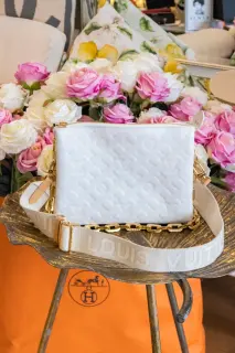 Louis Vuitton - Coussin weiss Lammleder Monogram Motiv