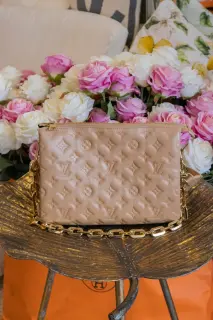 Louis Vuitton - Coussin Beige Goldene Hardware