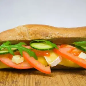 SEROWA – mozzarella & camembert , pomidor, ogórek, sałata, sos