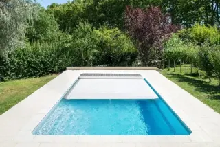 Bassin avec une couverture à Antibes