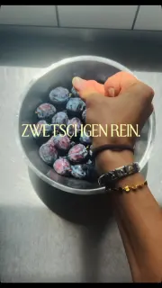 Unser Datschi ist schneller weg als du "Zwetschgendatschi" sagen kannst. Frische Zwetschgen, von Hand belegt, feiner Buttermürbteig und eine Prise Zimt & Zucker. -> also sei schnell und überzeug dich 