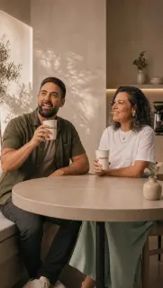 Casal tomando café com copos HANGAR7