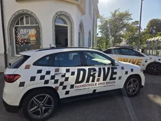 Mercedes-Benz GLA der DRIVE Fahrschule Andi Bruch in der Seitenansicht