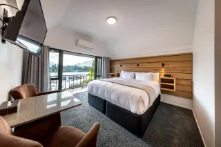 Interior view of Lake View Studio with Balcon