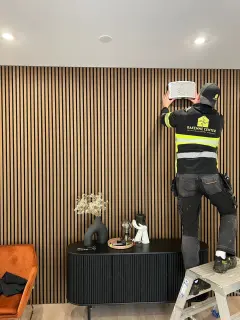 Painovoimaisen ilmanvaihdon asennustyö menossa