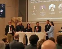 Diskussionsteilnehmer auf einer Bühne bei einer Veranstaltung über europäische Werte und strategische Handlungsansätze.