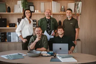 Tým Natureon vytváří návrh interiéru v showroomu Natureon.