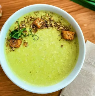 Supa cremoasa de usturoi verde cu pecorino
