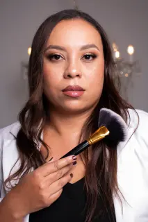 Caro, maquilladora profesional de Carosalinas MakeUp, en su estudio de maquillaje en La Estrella
