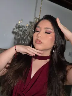 Maquillaje social en tonos vino con ojos ahumados y acabado impecable