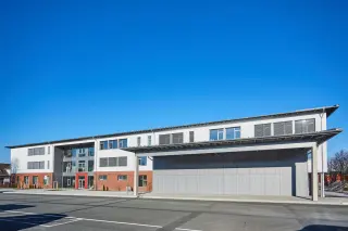 Architekten und Generalplaner der EPU GRUPPE – Gesamtansicht der Fassade und des Eingangsbereichs der AHF Gesamtschule Detmold mit moderner Architektur