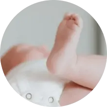 Bábätko s roztomilou nožičkou.