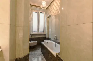 Bagno del Saint John Loft Roma con doppio lavabo elegante