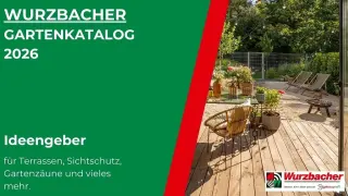 Sonnige Terrasse mit Holzboden, modernen Gartenmöbeln und üppiger Bepflanzung, im Vordergrund eine offene Glas-Schiebetür. Perfekt für Inspiration zu Terrassen, Sichtschutz und Gartenzäunen.